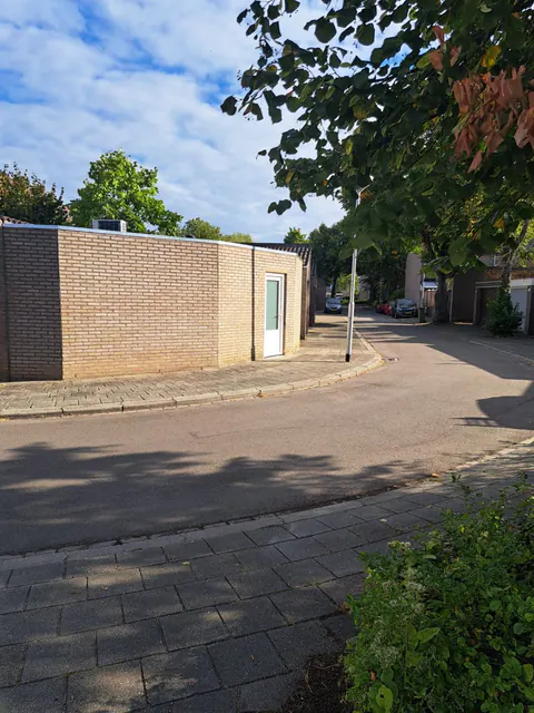 De witte toegangsdeur van My Pedicure aan de Brechtstraat