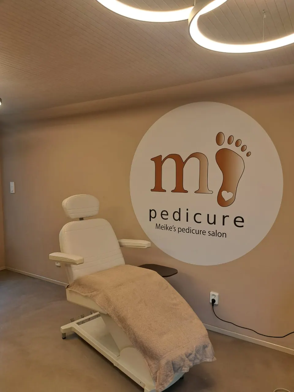 De behandelstoel en het logo van My Pedicure